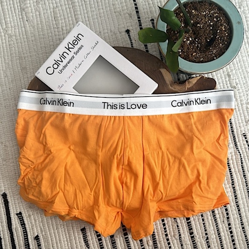 Calvin Klein - Picture 2 of 5